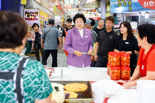 추석맞이 전통시장 등을 방문한 김경희 이천시장이 관고전통시장을 둘러보고 있다.